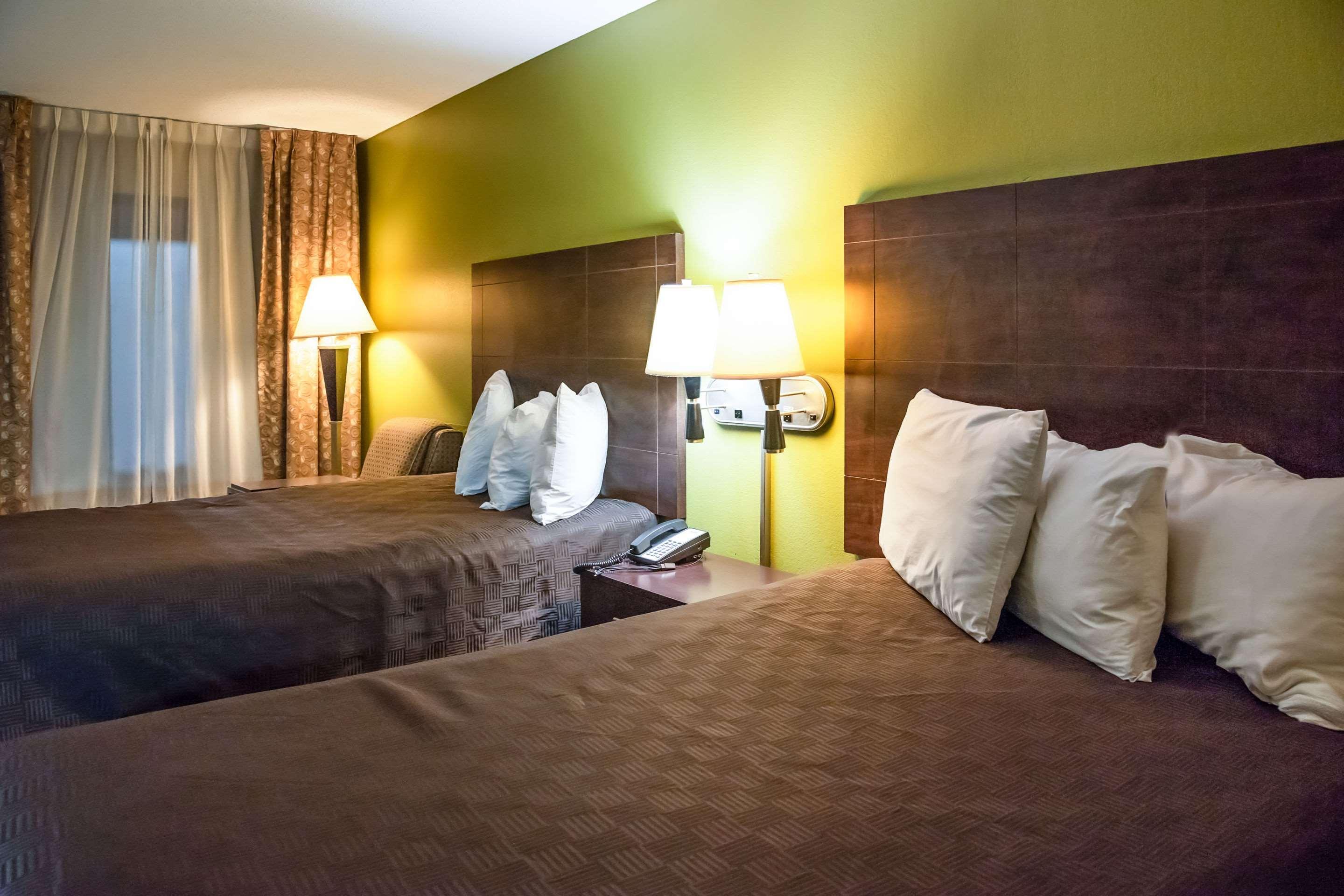 Rodeway Inn & Suites Clarksville Esterno foto