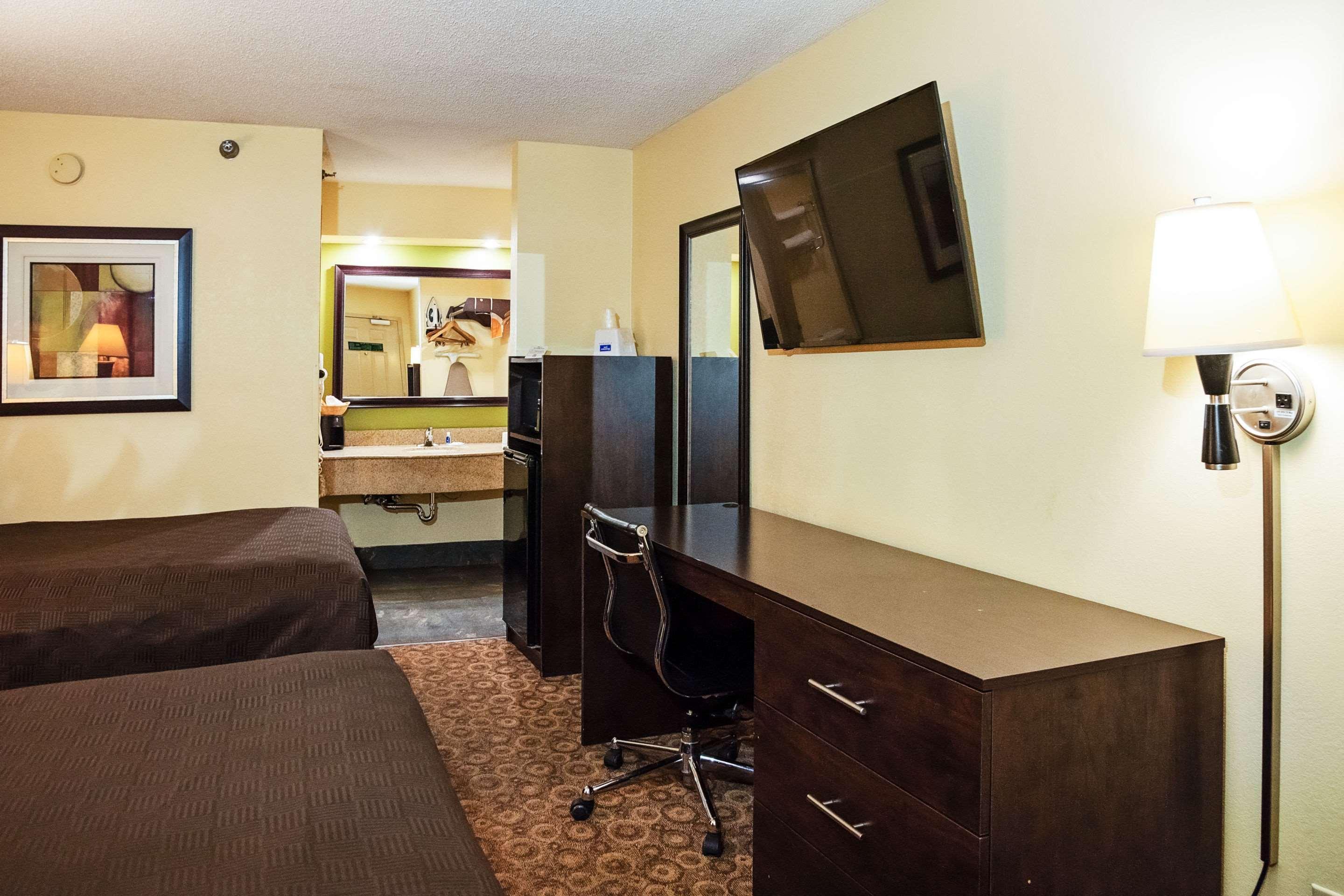 Rodeway Inn & Suites Clarksville Esterno foto