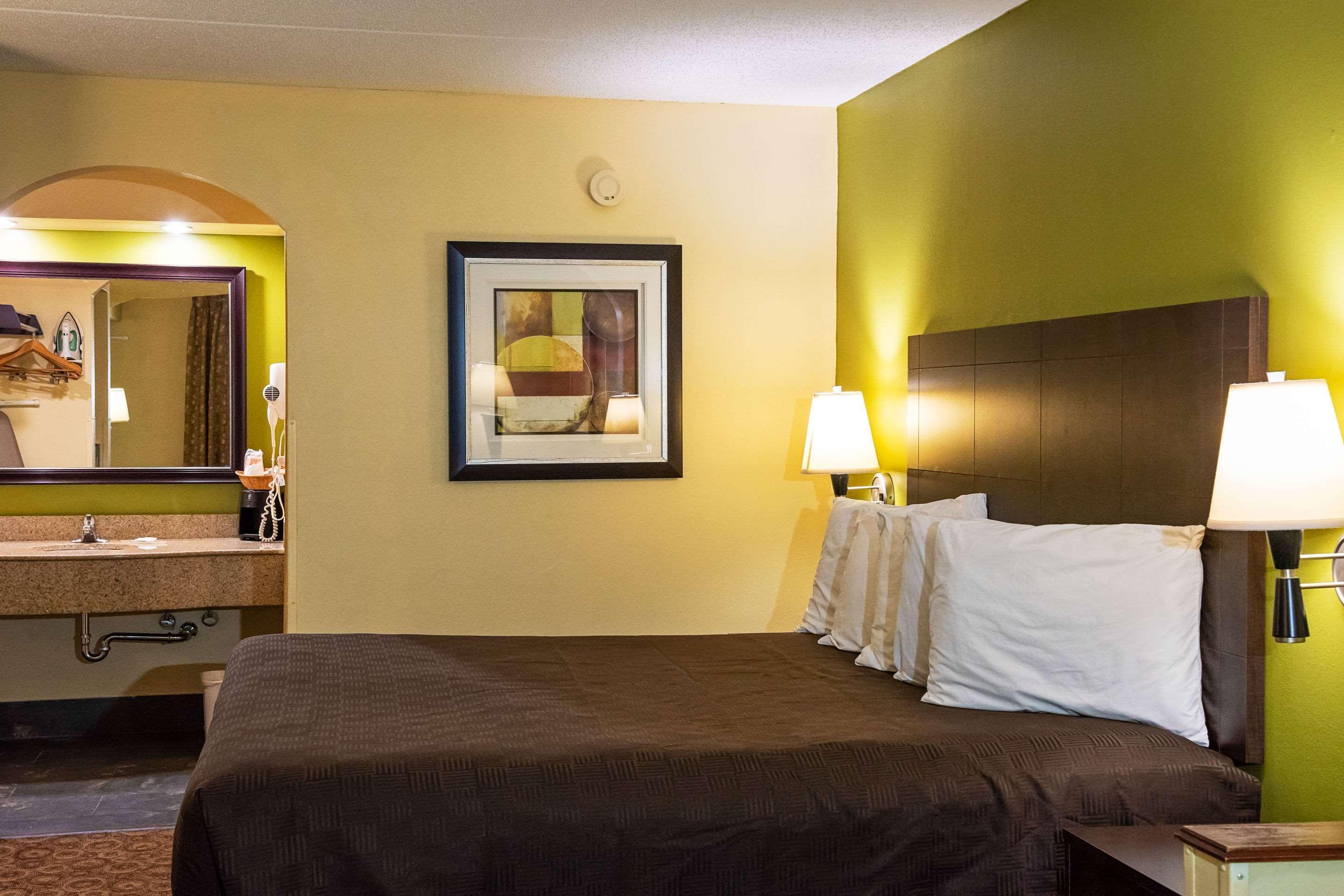Rodeway Inn & Suites Clarksville Esterno foto