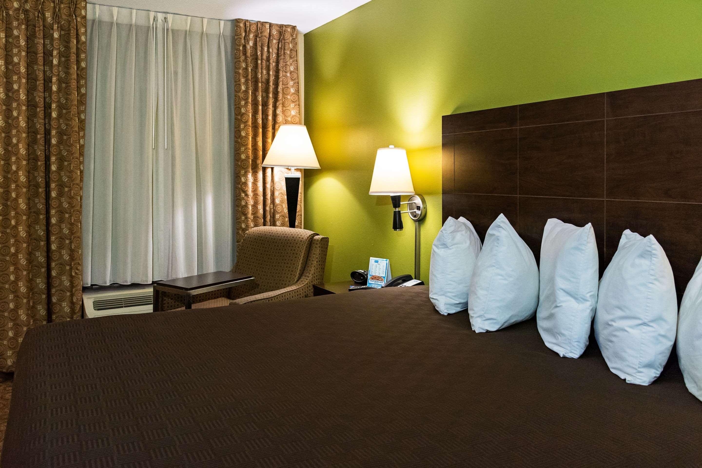 Rodeway Inn & Suites Clarksville Esterno foto