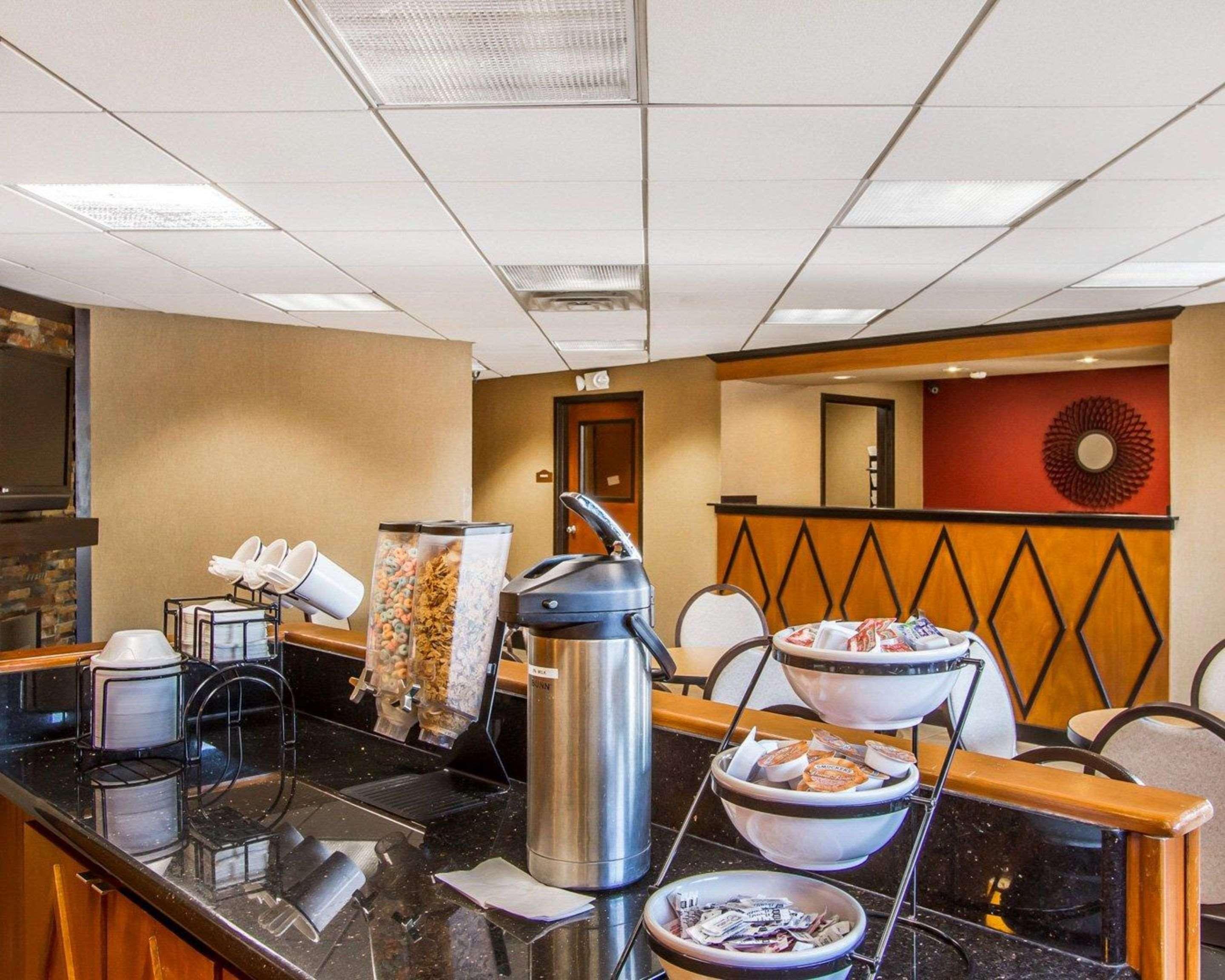 Rodeway Inn & Suites Clarksville Esterno foto