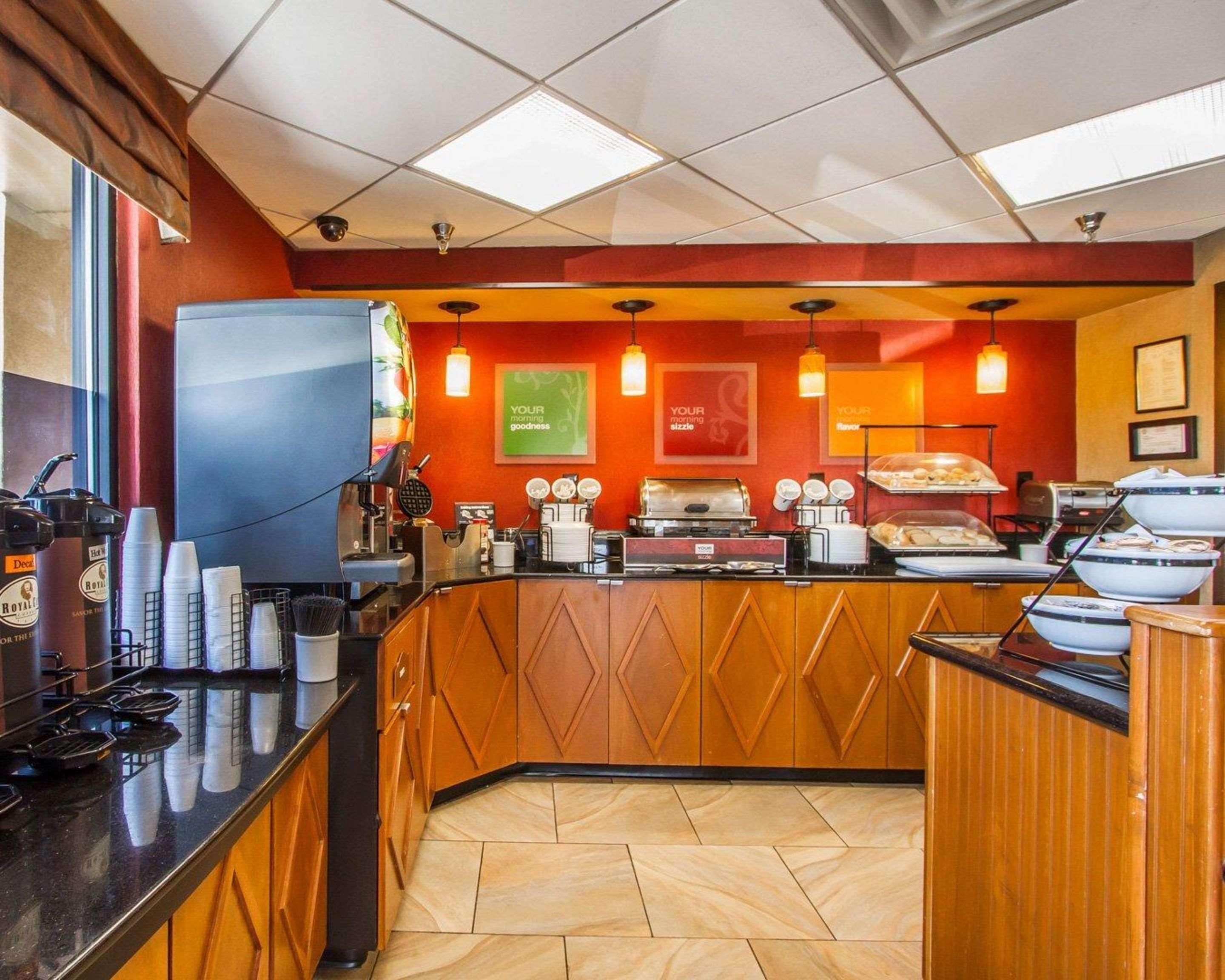 Rodeway Inn & Suites Clarksville Esterno foto