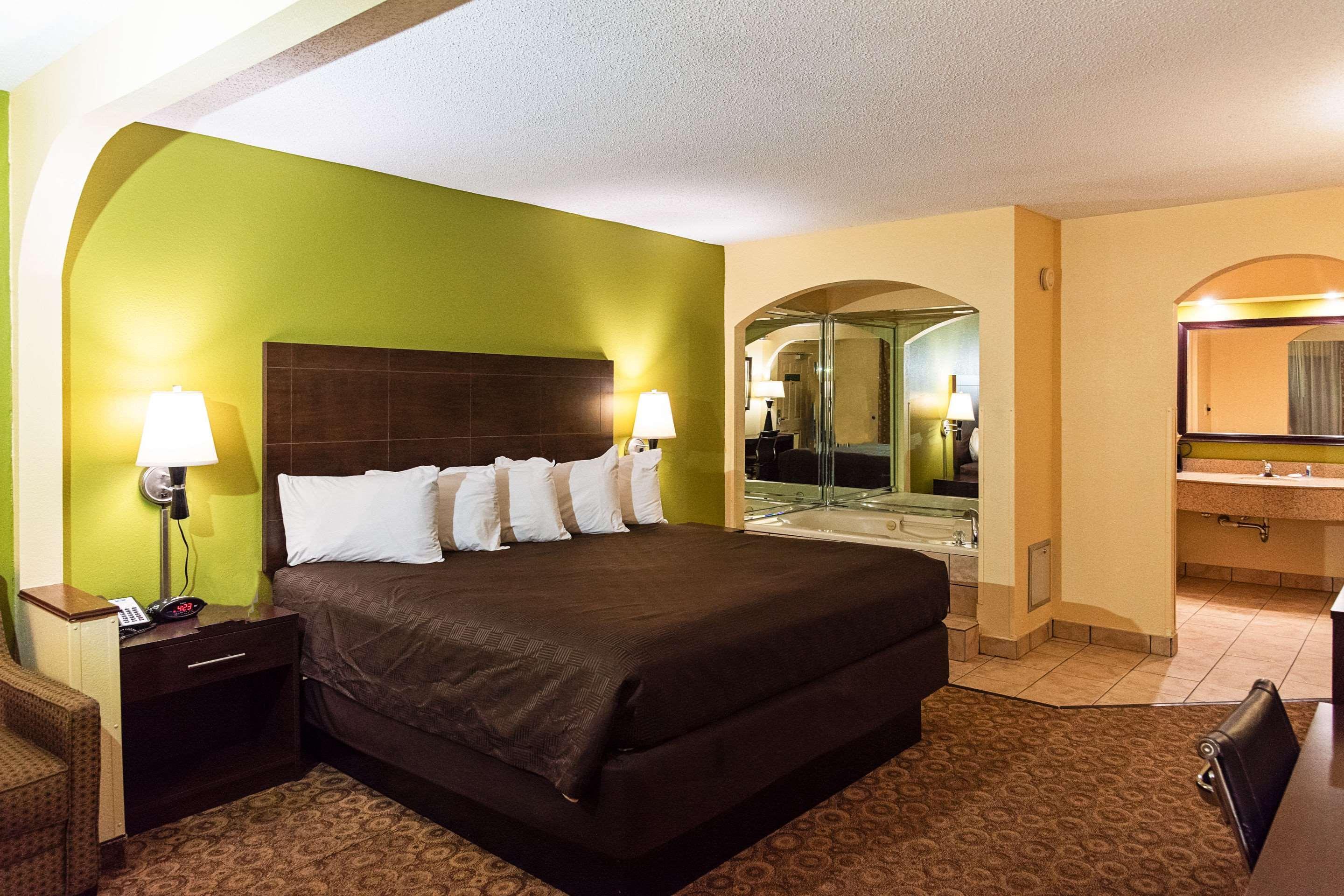 Rodeway Inn & Suites Clarksville Esterno foto