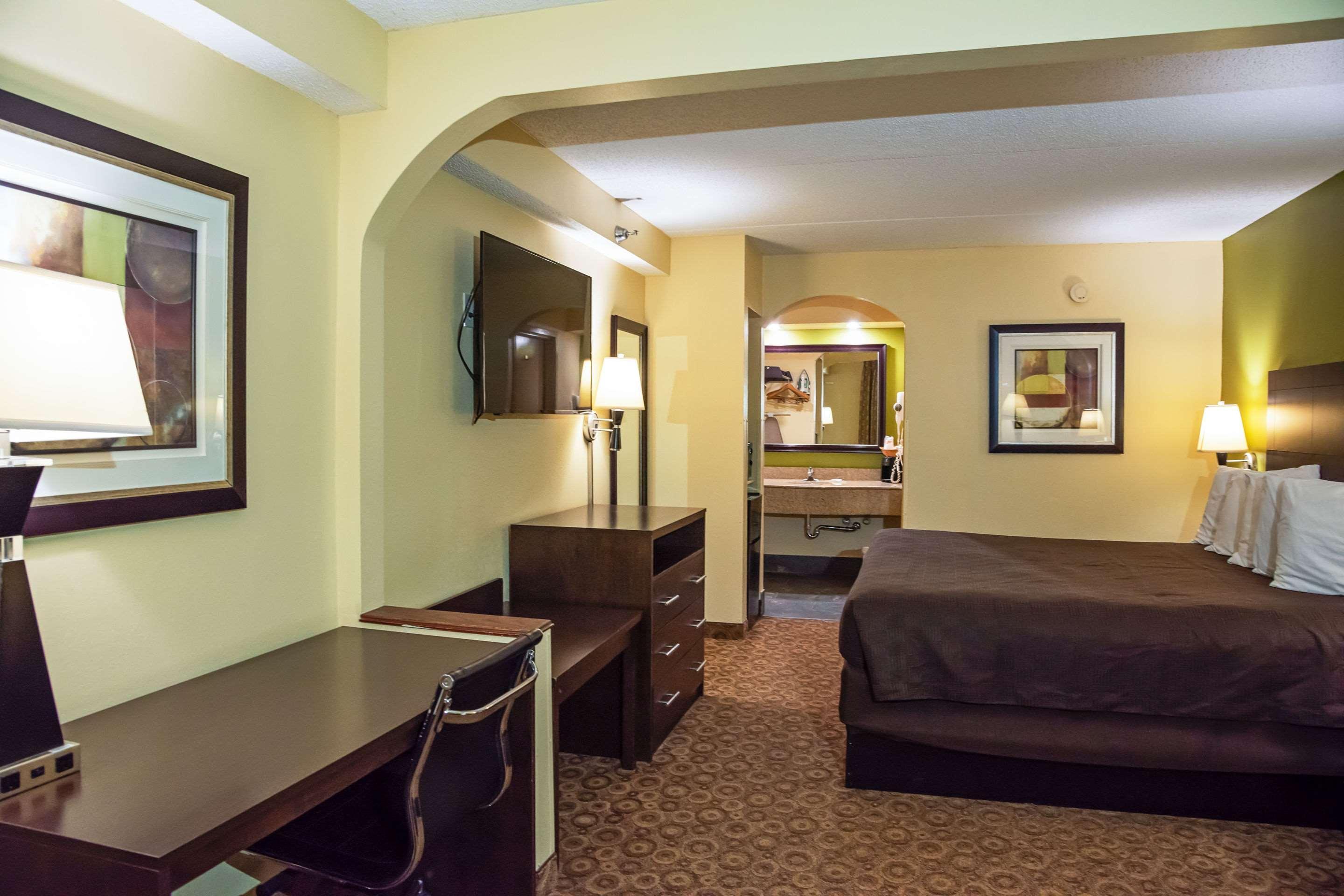 Rodeway Inn & Suites Clarksville Esterno foto