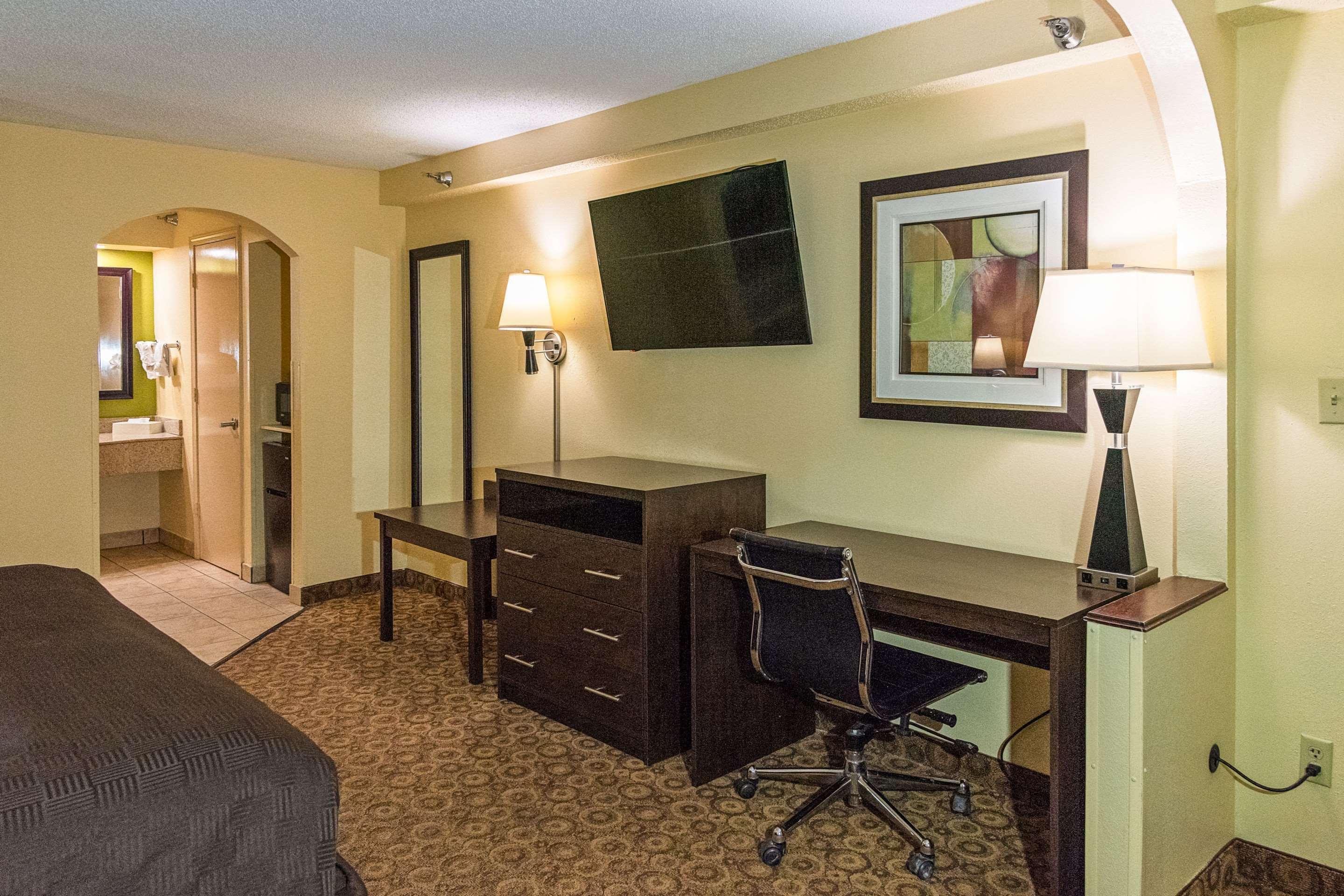 Rodeway Inn & Suites Clarksville Esterno foto
