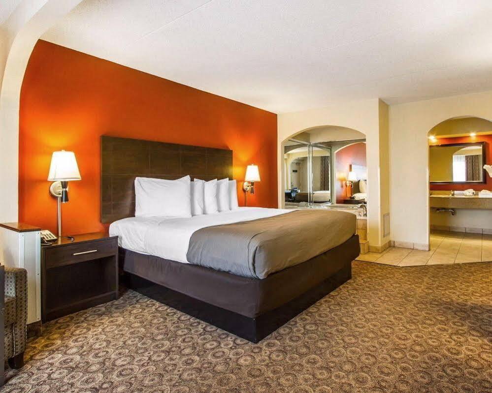 Rodeway Inn & Suites Clarksville Esterno foto