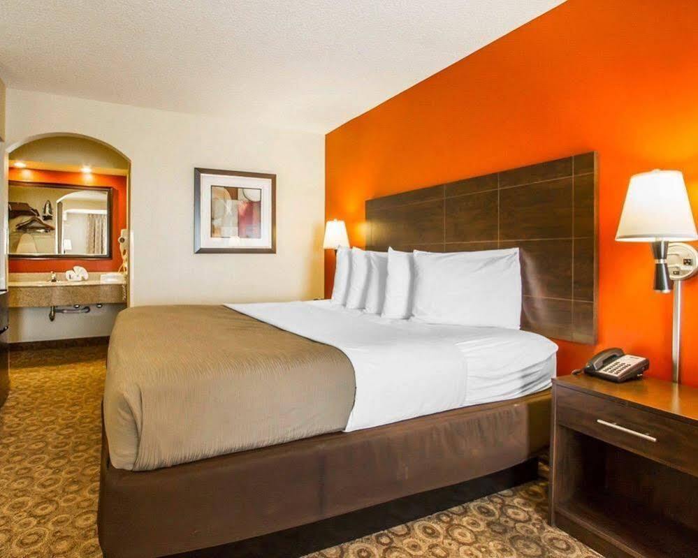 Rodeway Inn & Suites Clarksville Esterno foto